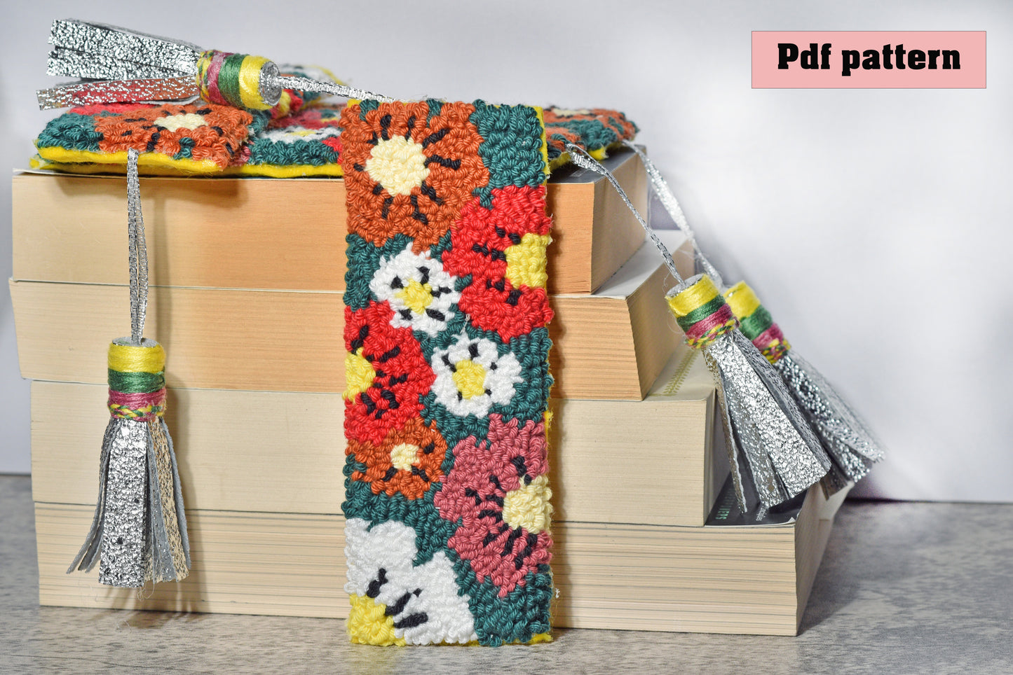 Florales Punch Needle-Lesezeichen mit Quaste - digitales Muster