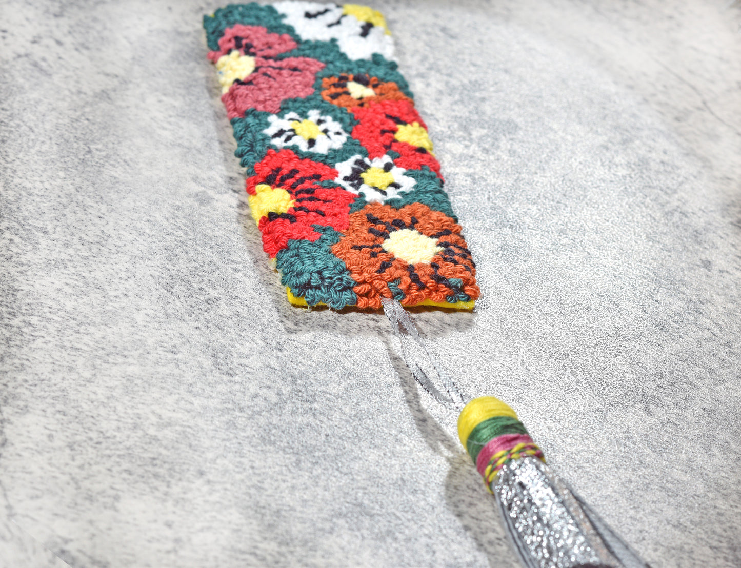 Florales Punch Needle-Lesezeichen mit Quaste - digitales Muster