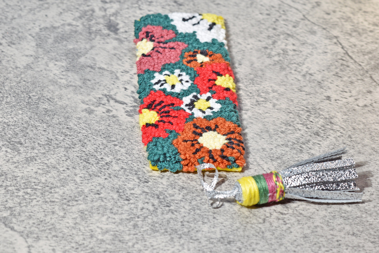 Florales Punch Needle-Lesezeichen mit Quaste - digitales Muster