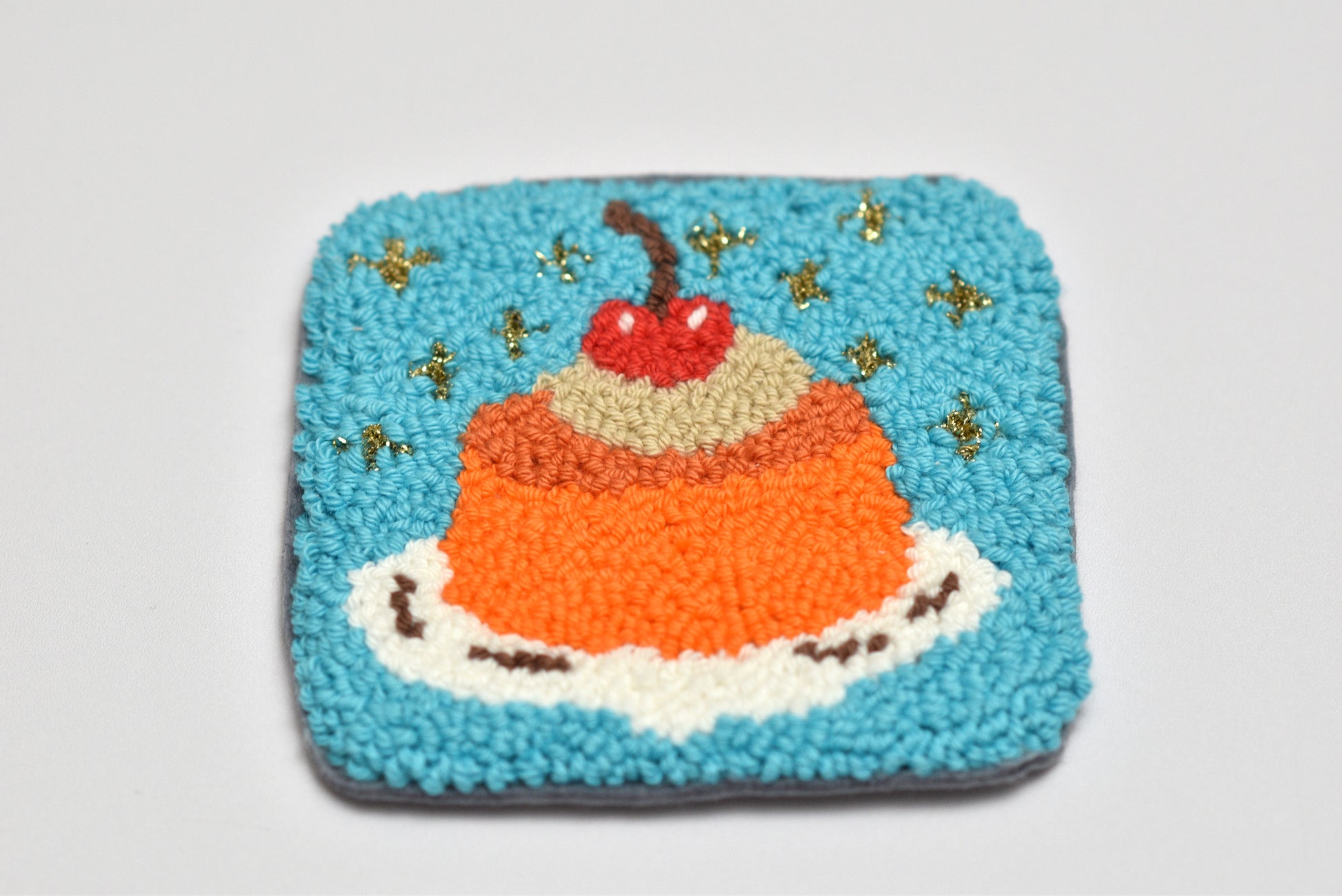 Coaster with a jelly cake design on a blue background