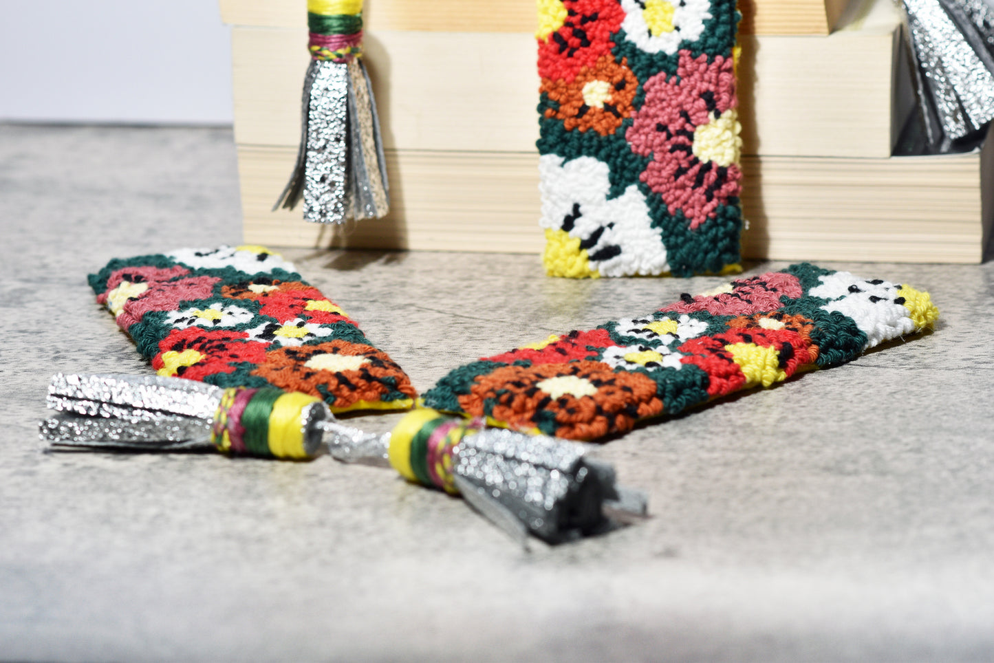 Florales Punch Needle-Lesezeichen mit Quaste - digitales Muster