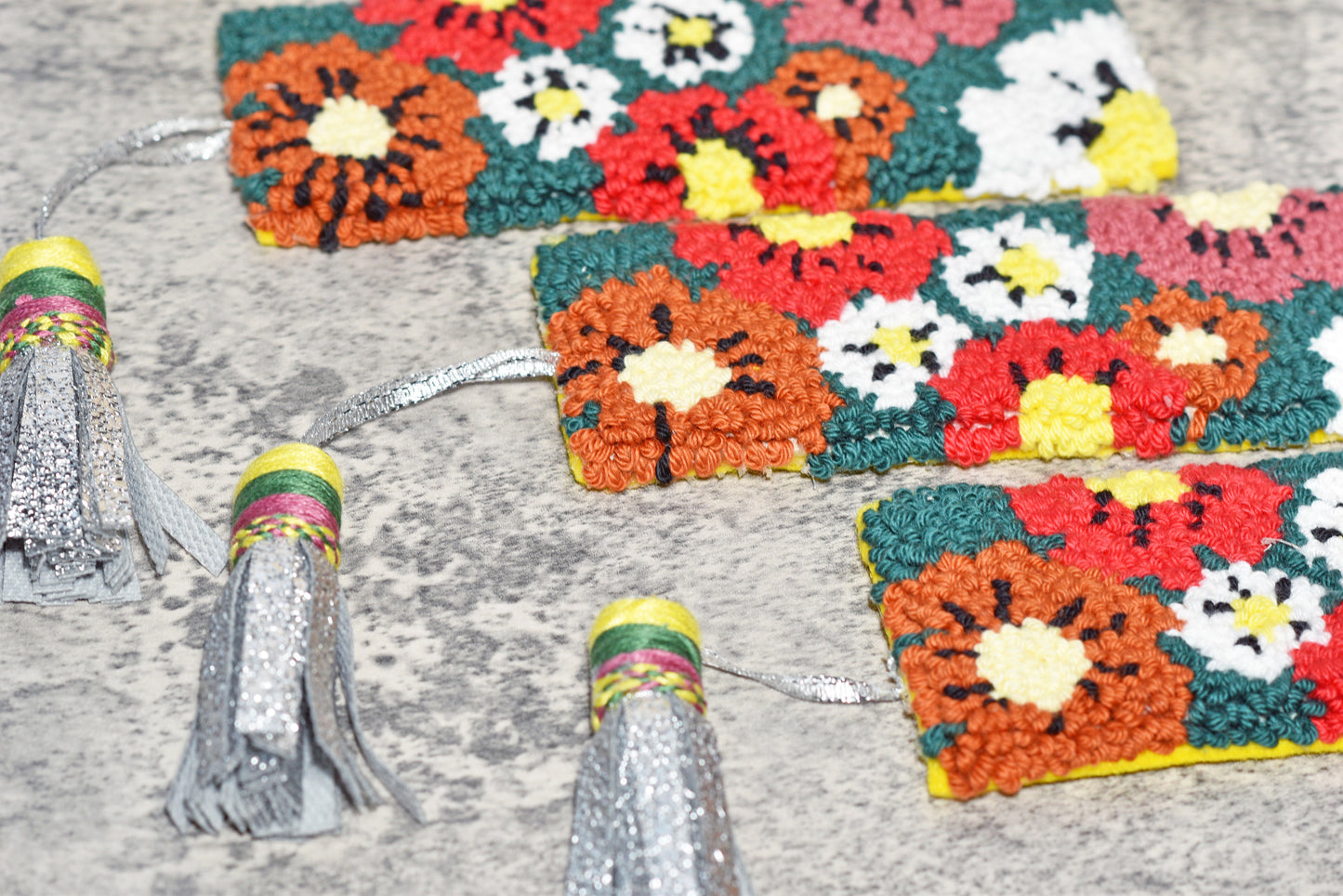 Florales Punch Needle-Lesezeichen mit Quaste - digitales Muster