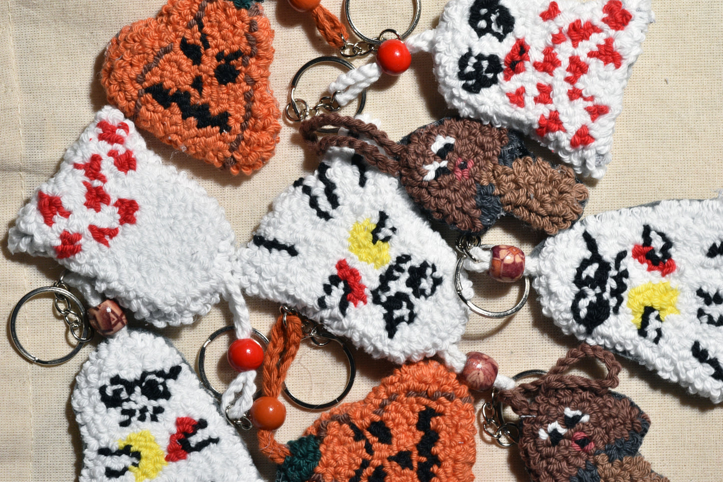 Halloween-Schlüsselanhänger mit Punch Needle (PDF-Vorlage) – Kreieren Sie Ihre eigenen gruseligen Accessoires!