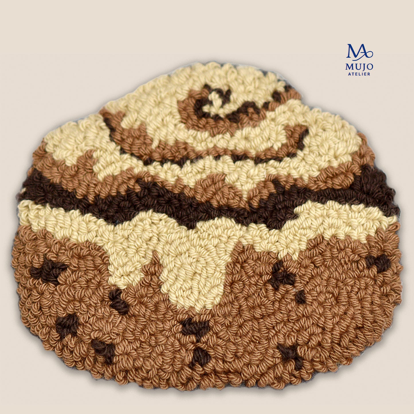 Punch needle cinnamon roll coaster pattern with creamy icing and chocolate swirl. Cozy bakery-inspired digital PDF embroidery pattern by Mujo Atelier.